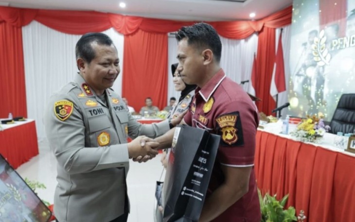 Kapolda Jatim Irjen Pol Toni Harmanto saat memberikan penghargaan anggota Polres Bangkalan, Selasa (15/8)