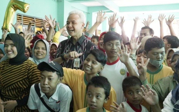 Ganjar Pranowo bersama siswa SLB Muntilan, Selasa (15/8)