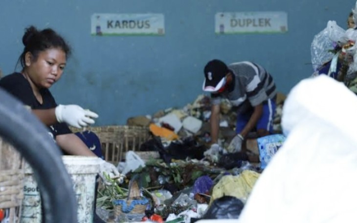 Pengelolaan sampah dengan memilah asalnya di TPS Go Sari Kalurahan Guwosari, Kapanewon Pajangan, Kabupaten Bantul, Yogyakarta 