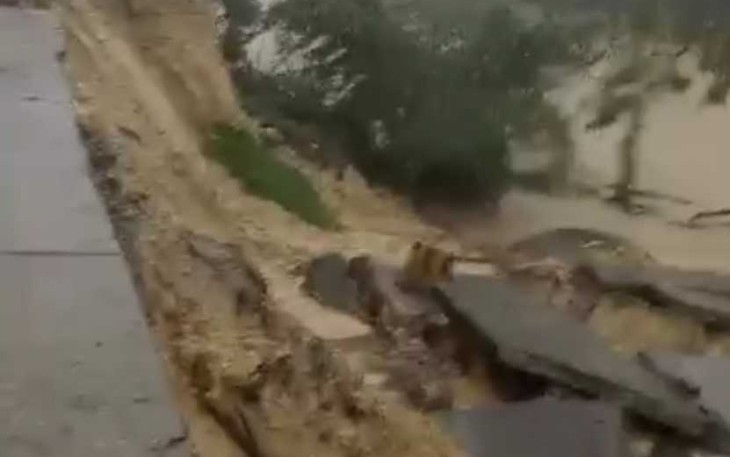 Jalan nasional longsor di Kabupaten Pesisir Selatan, Provinsi Sumbar, Jum'at (18/8)