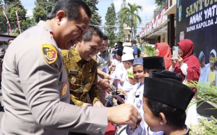 Kapolda Jatim Irjen Pol Toni Harmanto saat memberikan santunan anak yatim di Polres Lumajang, Kamis (24/8)