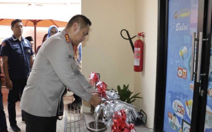 Kapolres Metro Jakarta Barat Kombes Pol M Syahduddi saat gunting pita peresmian Balai Wartawan, Jum'at (25/8)