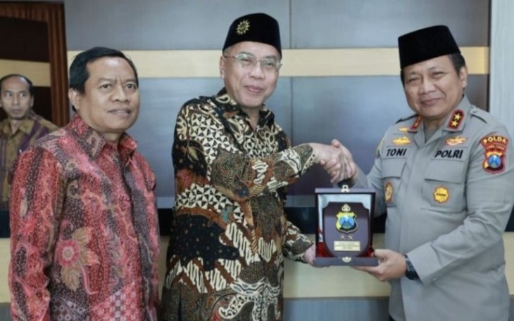 Kapolda Jatim Irjen Pol Toni Harmanto saat menerima cenderamata dari Pimpinan Wilayah Muhammadiyah Jatim, Rabu (30/8)
