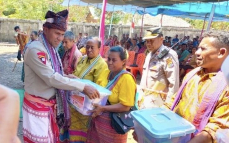 Kapolda NTT Irjen Pol Johni Asadoma saat memberikan bantuan sembako, Rabu (30/8)