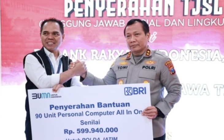 Kapolda Jatim Irjen Pol Toni Harmanto saat menerima CSR dari Bank BRI di Surabaya, Jum'at (1/9)