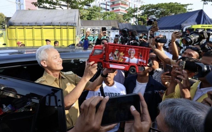 Ganjar Pranowo saat menerima cenderamata truk, Senin (4/9)