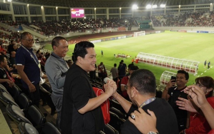 Ketum PSSI Erick Thohir menyaksikan laga Kualifikasi Piala AFC U-23 di Stadion Manahan Solo, Sabtu (9/9)