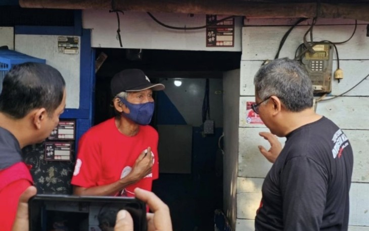 Sekjen PDIP Hasto Kristianto saat berdialog dengan warga usai pasang stiker Ganjar, Sabtu (9/9)