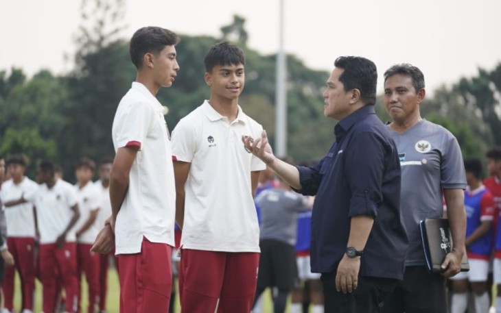 Ketum PSSI Erick Thohir saat memberikan motivasi pemain Tim U-17 di Jakarta, Sabtu (9/9)