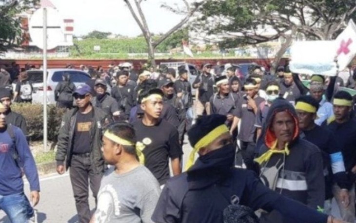 Ilustrasi massa saat pengosongan lahan di Pulau Rempang, Kepulauan Riau