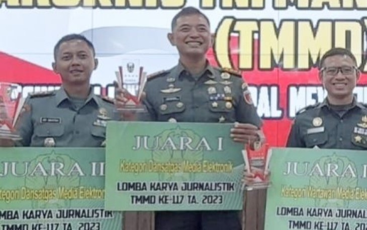 Dandim 1507/Saumlaki Letkol Inf Hendra Suryaningrat saat menerima trophy juara 1 Katagori Media Elektronik di Mabesad Jakarta, Selasa (12/9)