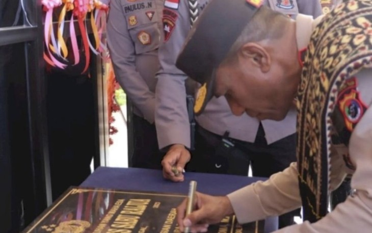 Kapolda NTT Irjen Pol Johni Asadoma saat menandatangani prasasti Mako Polres Sabu Raijua, Jum'at (15/9)