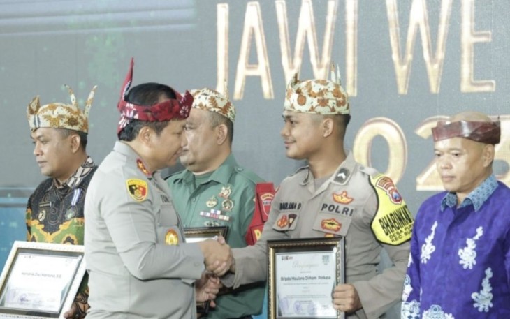Kapolda Jatim Irjen Pol Toni Harmanto saat memberikan piagam penghargaan, Rabu (20/9)