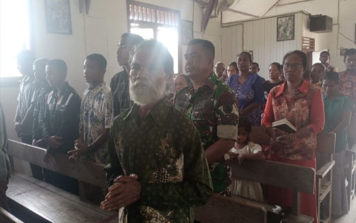 Anggota satgas TMMD saat ibadah minggu di gereja Katolik, Minggu (24/9)