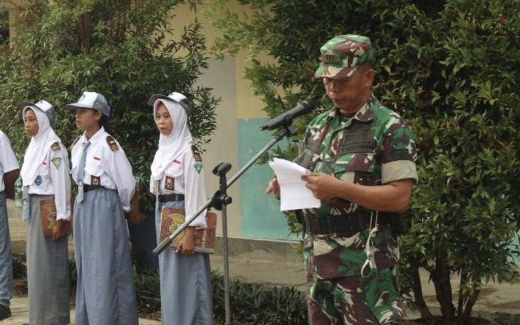 Kapten Arm Sarmidi jadi pembina upacara di SMK Negeri 6 Berau, Senin (25/9)