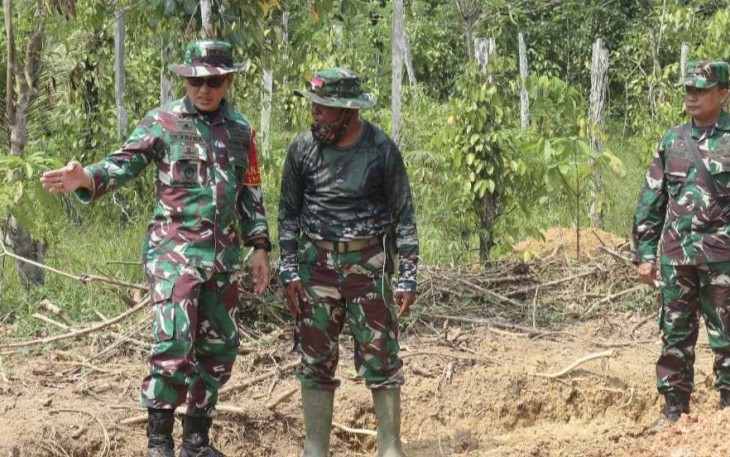 Dansatgas TMMD ke 118 Kodim 0902/Berau Letkol Inf Dony Fatra saat tinjau lokasi pengerjaan, Senin (25/9)
