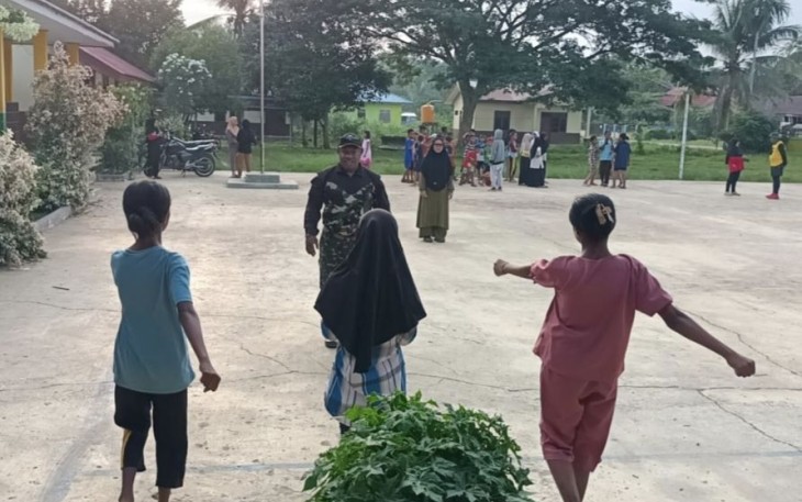 Latihan baris berbaris siswa di lokasi TMMD 