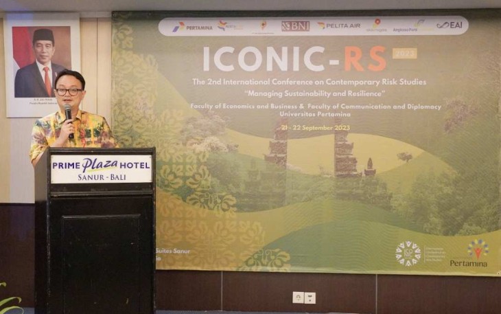 Wakil Menteri Perdagangan RI Menyampaikan Sambutannya Mengenai Risiko dan Peluang Perdagangan Nasional dan Global di Kegiatan ICONIC-RS 2023