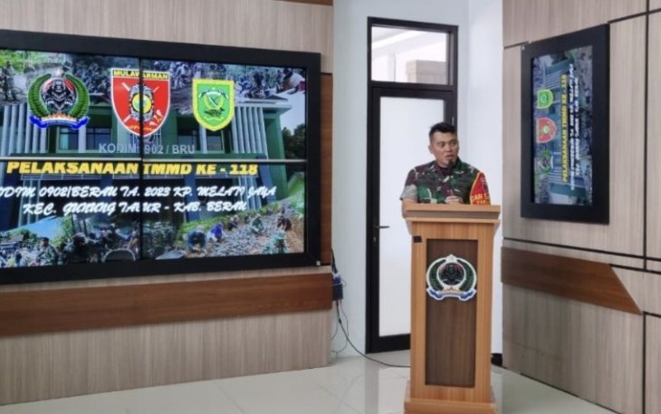 Dandim 0902/Berau Letkol Inf Dony Fatra saat memberikan paparan pelaksanaan TMMD ke 118, Senin (2/10)