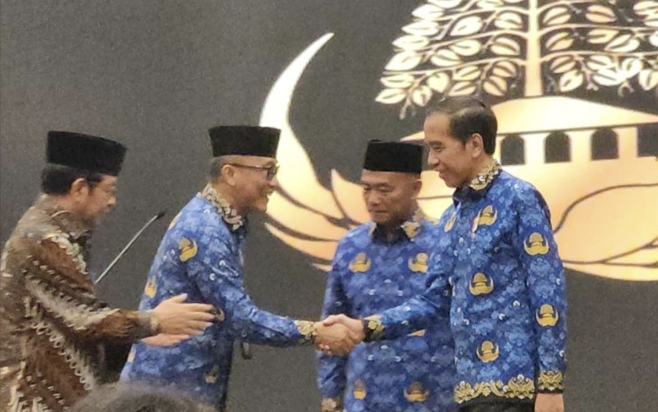 Ketum Korpri Prof Dr Zudan Arif Fakrulloh menyalami presiden Joko Widodo usai membuka Rakernas Korpri 2023 di Jakarta, Selasa (3/10)