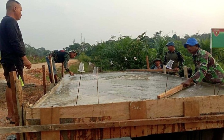 Serda Supriadi saat mengecor jembatan