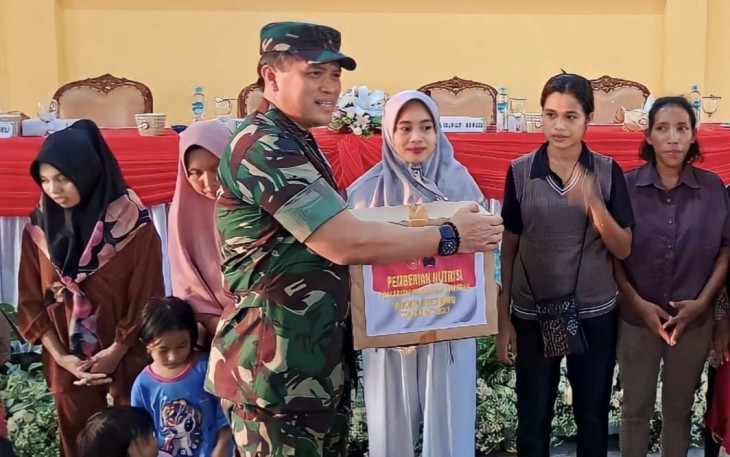 Kapoksahli Kasad Letjen TNI I Nyoman Cantiasa saat memberikan paket sembako warga