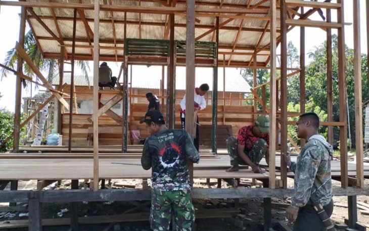 Pasang Dinding dan Lantai Rumah Bapak Petik