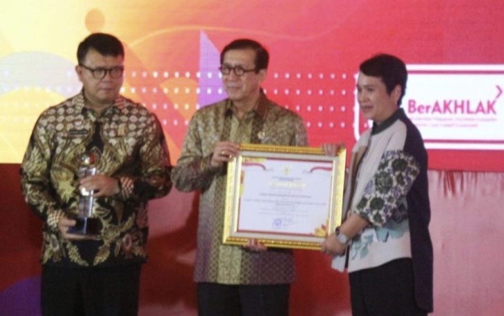 Sekjen Kementerian Kominfo Mira Tayyiba menerima penghargaan Kategori Terbaik I Anggota Jaringan Dokumentasi dan Informasi Hukum Nasional (JDIHN) Tahun 2023 Tingkat Kementerian dari Menteri Hukum dan Hak Asasi Manusia (HAM) Yasonna Laoly di Jakarta Barat, Kamis (12/10/2023).
