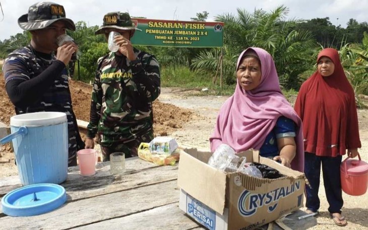 Warga silih berganti membawakan makanan untuk anggota satgas TMMD 