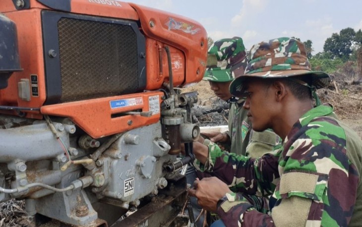 Satgas TMMD perbaiki mesin traktor di lokasi