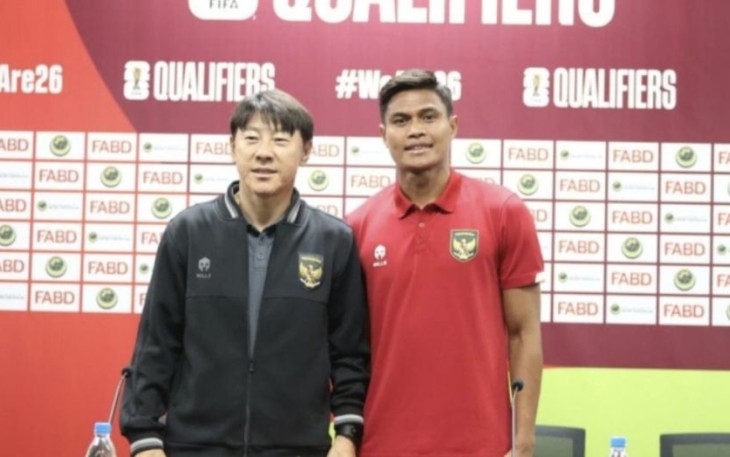 Shin Tae-yong bersama Fachruddin Aryanto saat jumpa pers jelang pertandingan Kualifikasi Piala Dunia 2026 di Hassanal Bolkiah Nasional Stadiun Brunei Darussalam, Senin (16/10)