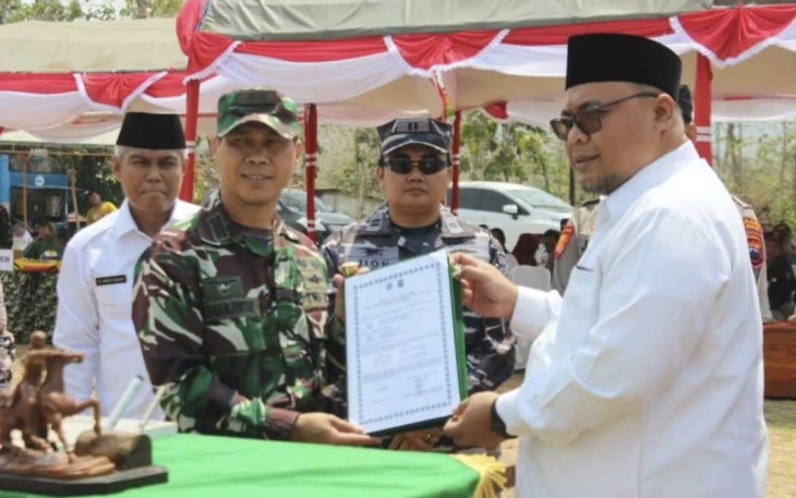 Dandim 0720/Rembang Letkol Czi Parlindungan Simanjuntak saat menyerahkan hasil pengerjaan TMMD Sengkuyung III, Kamis (19/10)