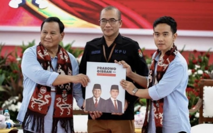 Prabowo Subianto dan Gibran usai pendaftaran Capres Cawapres di KPU, Jakarta, Rabu (25/10)