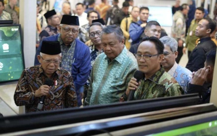 Kepala BPJPH M.Aqil Irham sedang memaparkan hasil capaian sertifikasi halal di hadapan Wapres Ma'ruf Amin, Kamis (26/10/2023).
