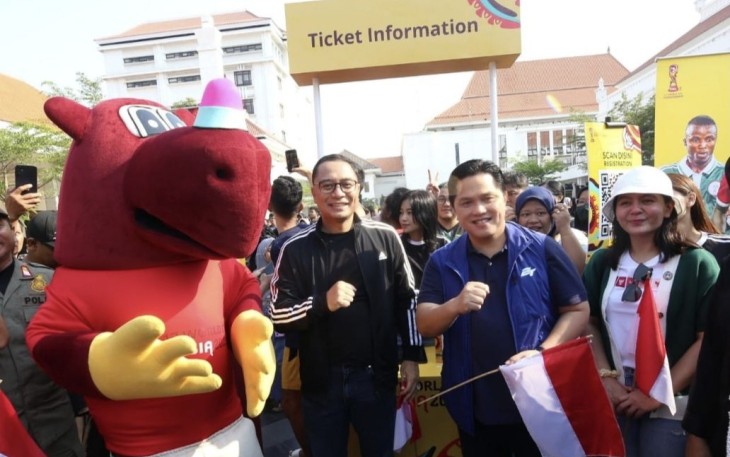 Walikota Surabaya Eri Cahyadi bersama Ketum PSSI Erick Thohir di Surabaya, Minggu (29/10)