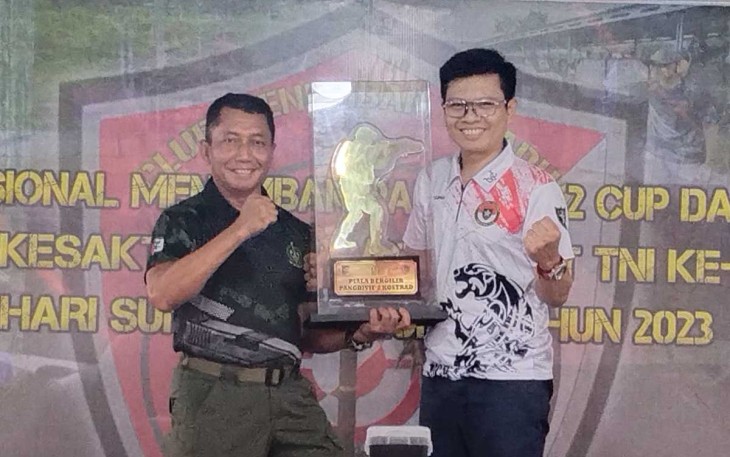 Pangdivif 2 Kostrad Mayjen TNI Haryanto saat menyerahkan piala bergilir Pangdivif 2 Cup 2023, Minggu (12/11)