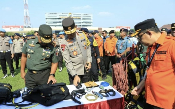 Kapolda Jatim Irjen Pol Imam Sugianto saat pengecekan alat penanggulangan bencana, Selasa (21/11)