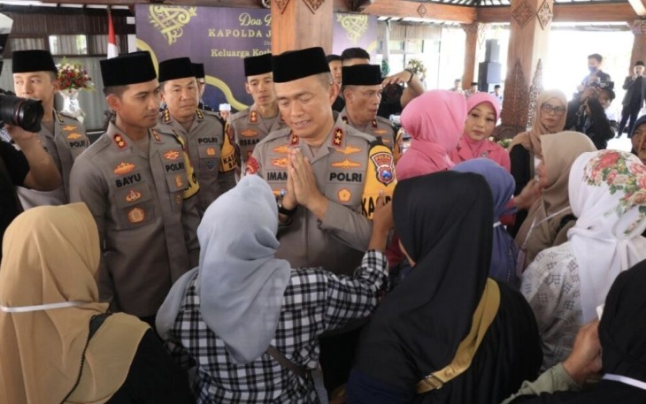 Kapolda Jatim Irjen Pol Imam Sugianto bersama keluarga korban tragedi Kanjuruhan di Kota Batu, Kamis (23/11)