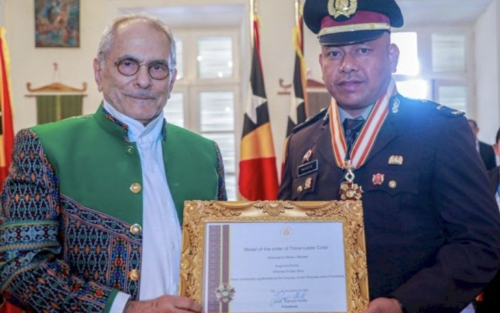 Ipda Fridus Bere anggota Polres Malaka, Polda NTT saat menerima penghargaan medali kehormatan presiden Timor Leste