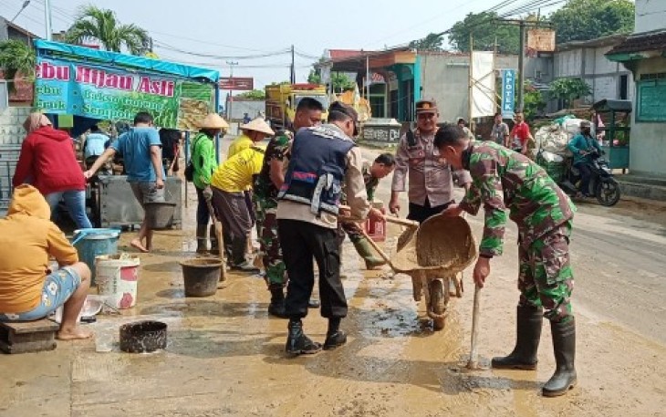 TNI-Polri bersama masyarakat adakan karya bakti pasca banjir di Sukolilo