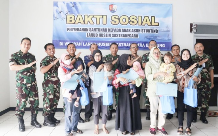 Bakti sosial penyerahan santunan anak asuh stunting Lanud Husein Sastranegara Bandung, Jum'at (8/12)