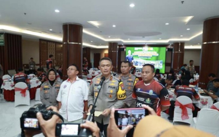 Kapolda Jatim Irjen Pol Imam Sugianto saat memberikan keterangan pers