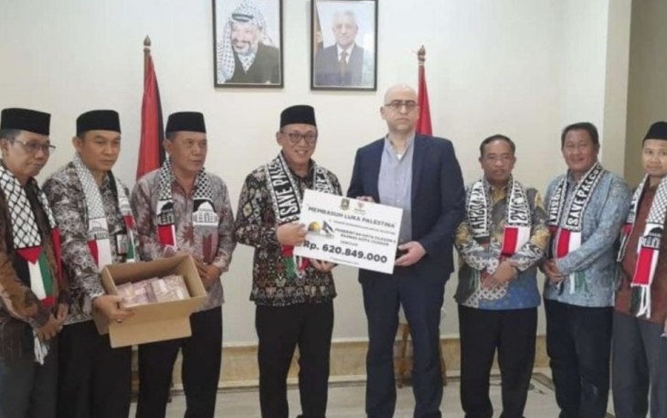 Wali Kota Cilegon Helldy Agustian saat menyalurkan bantuan ke Dubes Palestina di Jakarta, Selasa (12/12)