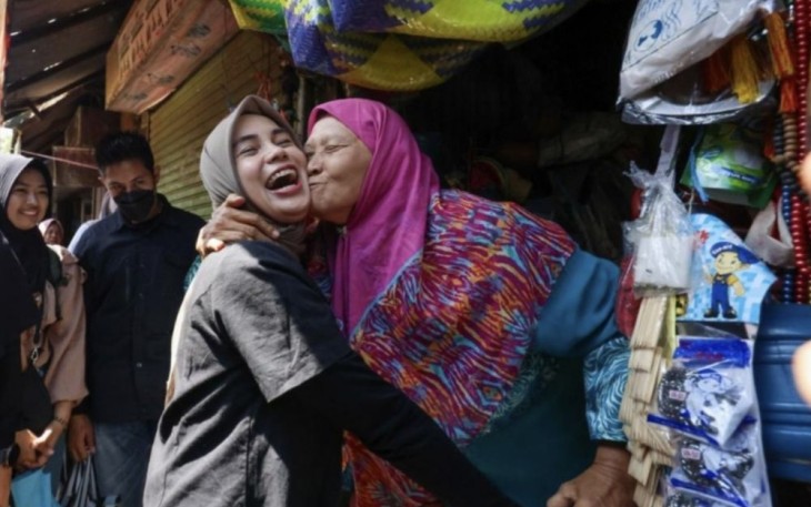 Siti Atikoh menerima ciuman dan pelukan hangat pedagang pasar Pagotan Madiun, Senin (18/12)