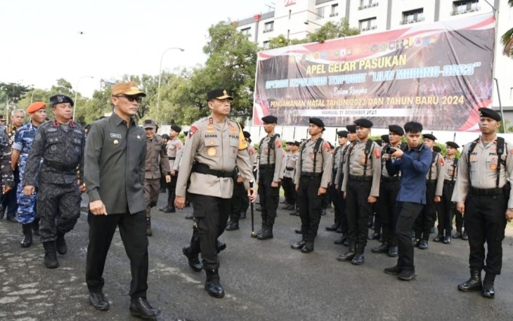 Pj Gubernur Sulbar Prof Zudan Arif Fakrulloh saat inspeksi pasukan pengamanan Nataru 2024