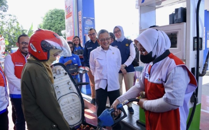 Menteri ESDM Arifin Tasrif saat meninjau pelayanan SPBU di Cilacap, Kamis (21/12)