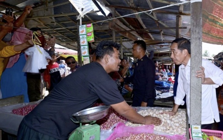 Presiden Joko Widodo mengunjungi Pasar Waru, Kabupaten Penajam Paser Utara, Provinsi Kalimantan Timur, pada Kamis, 21 Desember 2023