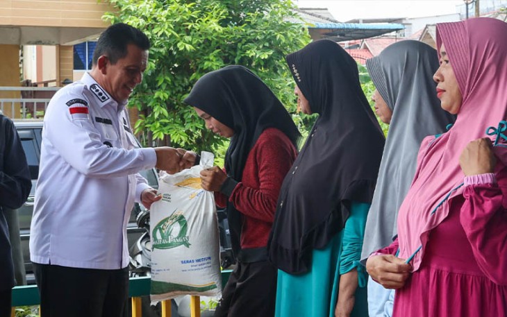 Gubernur Ansar saat Serahkan Bantuan Pangan Pemerintah Tahap II untuk Masyarakat Tanjungpinang 