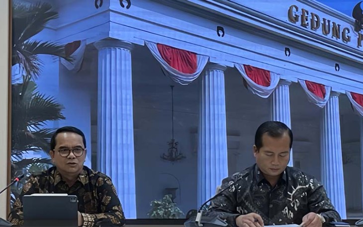 Direktur Jenderal Kerja Sama Multilateral Kementerian Luar Negeri RI Tri Tharyat (kiri) menyampaikan keterangan pers di Jakarta, Jumat (29/9/2023). Konferensi Tingkat Tinggi (KTT) Forum Negara-Negara Pulau dan Kepulauan (Archipelagic and Island States/AIS Forum) yang diselenggarakan di Bali pada 10 - 11 Oktober 2023 dikatakannya akan dihadiri tujuh kepala negara/pemerintahan negara. (ANTARA/Yashinta Difa)