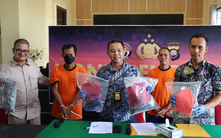 Kapolres Kubu Raya AKBP Arief Hidayat, S.H., S.I.K, melalui Kasat Reskrim Polres Kubu Raya IPTU Heru Anggoro, S.E, S.H, saat konferensi pers di aula Polres Kubu Raya